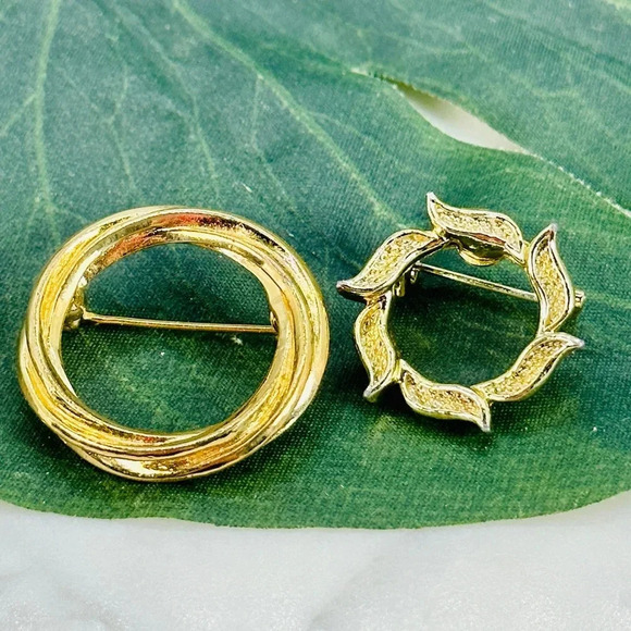 Vintage Circle Brooch Pins Crown Trifari and Gerrys Gold Tone Set of 2 5… - Picture 1 of 11